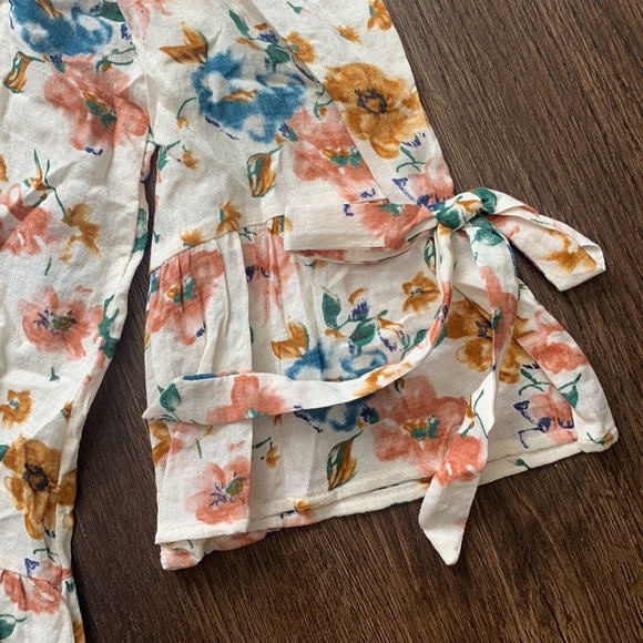 New with tags! Boutique floral off shoulder shirt size small - Picture 4 of 5